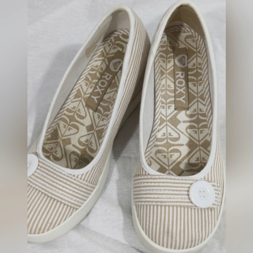 Woman's Roxy Buttonup Wedge Heels Size 7
